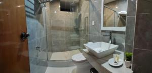 Een badkamer bij LA TERRAZA INN
