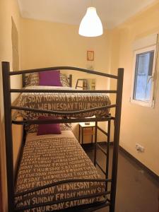 バレンシアにあるHabitaciones centricas en una casa Valencianaの二段ベッド2組が備わる客室です。