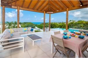 un salon avec un canapé et une table dans l'établissement La Villa KAZ DEL MAR, à Sainte-Anne