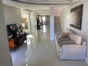 a living room with a couch and a table at Casa Maravilhosa in Tubarão