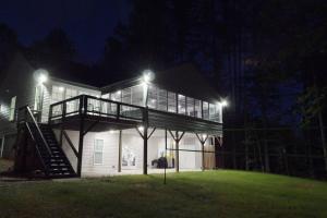 ein Haus mit seitlicher Beleuchtung in der Nacht in der Unterkunft Quittin' Time in Oine