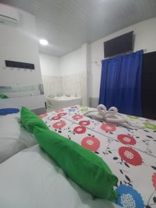En eller flere senge i et værelse på Hotel Oiti