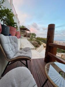 uma varanda com uma cadeira e uma mesa na varanda em Magnifique vue sur la mer ... em Marselha