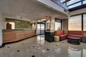 een wachtkamer met een bank en een tafel bij Drury Inn & Suites Evansville East in Evansville