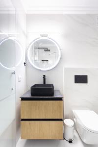 bagno con lavandino e specchio di Apartamento Clara a Los Cristianos