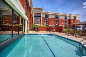 בריכת השחייה שנמצאת ב-Drury Inn & Suites St. Louis - Fairview Heights או באזור