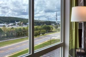 een raam met uitzicht op een snelweg bij Drury Inn & Suites Huntsville Space & Rocket Center in Huntsville