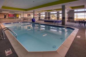 亨茨維爾的住宿－Drury Inn & Suites Huntsville Space & Rocket Center，大楼内一个蓝色的大型游泳池