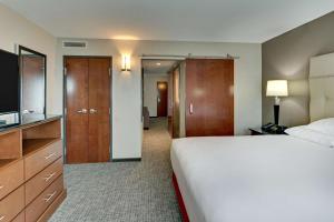 Postel nebo postele na pokoji v ubytování Drury Plaza Hotel St. Paul Downtown