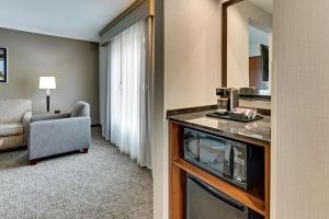 Kuchyň nebo kuchyňský kout v ubytování Drury Plaza Hotel St. Paul Downtown