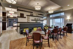 um restaurante com mesas e cadeiras num quarto em Drury Inn & Suites Columbus Polaris em Columbus