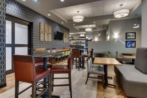Restoran ili neka druga zalogajnica u objektu Drury Inn & Suites Columbus Polaris