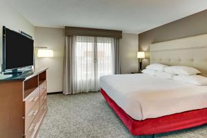 Postel nebo postele na pokoji v ubytování Drury Plaza Hotel St. Paul Downtown