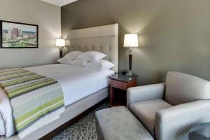 Krevet ili kreveti u jedinici u objektu Drury Inn & Suites Columbus Polaris