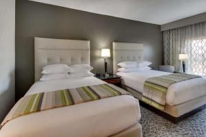 Krevet ili kreveti u jedinici u objektu Drury Inn & Suites Columbus Polaris