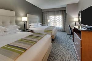Krevet ili kreveti u jedinici u objektu Drury Inn & Suites Columbus Polaris