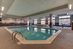 Bazen u objektu Drury Inn & Suites Columbus Polaris ili u blizini