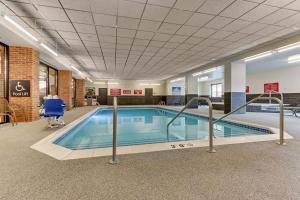 Bazén v ubytování Drury Plaza Hotel St. Paul Downtown nebo v jeho okolí