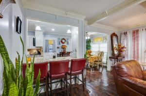 eine offene Küche und ein Wohnzimmer mit roten Stühlen in der Unterkunft Spacious Bryan Vacation Rental with Pool and Patio! in Bryan
