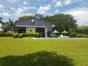 a house with a yard with a swimming pool at La Pocilga in Paso de la Patria