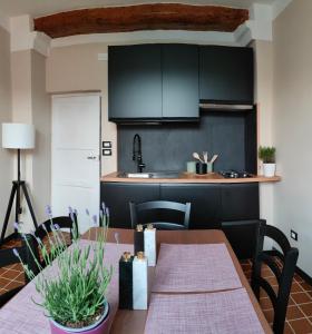 una sala da pranzo con tavolo e una cucina di Molo27 CITRA 3979 a Genova