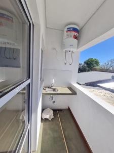 eine kleine Küche mit einem Waschbecken in einem Wohnwagen in der Unterkunft Departamentos Mita Í in Isoquí