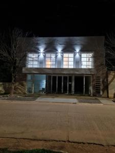 un edificio con luces por la noche en Departamentos Mita Í en Isoquí