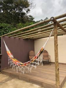 a hammock on the deck of a house at Chalé das Montanhas in Caparaó Velho