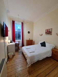 Postel nebo postele na pokoji v ubytování Haymarket Station Rooms + 13 fotografií