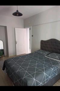 1 dormitorio con 1 cama grande en una habitación en Stylish Apartment en Estambul