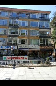 wysoki budynek z znakiem przed nim w obiekcie Stylish Apartment w Stambule