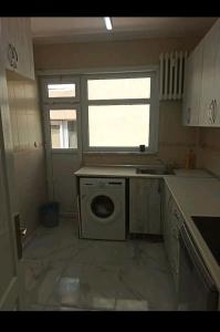 cocina con fregadero y lavadora en Stylish Apartment, en Estambul