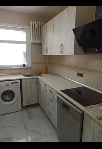 cocina con fregadero y lavadora en Stylish Apartment en Estambul