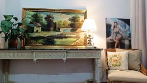 une peinture assise sur une table dans une pièce dans l'établissement Orient, à Madrid