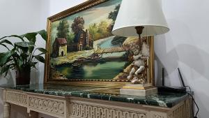 un tableau sur une table avec une lampe dans l'établissement Orient, à Madrid