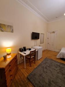 TV a/nebo společenská místnost v ubytování Haymarket Station Rooms