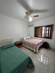En eller flere senger på et rom på Casa em Governador Celso Ramos