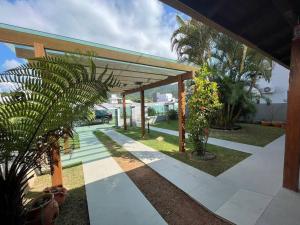 a garden with a pergola and some plants at Casa em Governador Celso Ramos in Governador Celso Ramos