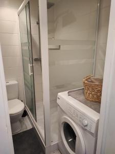 a bathroom with a washing machine and a toilet at Studio Cap d'Agde in Cap d'Agde