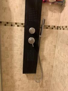 een douche met een douchekop in de badkamer bij Boutique Casa en Comuna san Roque in San Roque