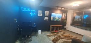 een kamer met een bureau en een blauwe muur bij Mejor ubicación en cali in Cali
