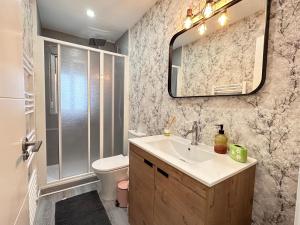 ein Badezimmer mit Waschbecken, Toilette und Spiegel in der Unterkunft La Casita de Tita in Salamanca + 22 Fotos