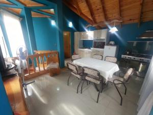 Una cocina con una mesa y sillas en una habitación. en Portal de los Andes Bariloche, en San Carlos de Bariloche