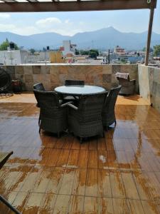 un tavolo e sedie in cima a un tetto di Casa completa para 8 en Coacalco SuperB a Città del Messico