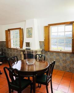 een eetkamer met een tafel met een vaas erop bij Quinta da Xistosa - Wonderland X in Foz do Sousa