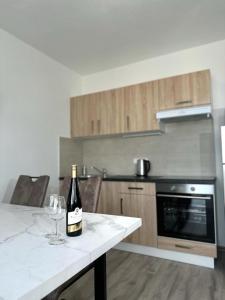 Kuchyň nebo kuchyňský kout v ubytování Sky Apartments 501