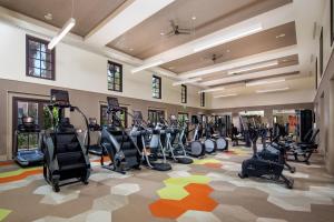 een fitnessruimte met loopbanden en cardio-apparatuur in een gebouw bij Irvine Spectrum 2 bedrooms/2 Bathrooms/Kitchen/pool/Apartment in Irvine