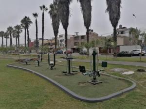 um parque com um monte de guarda-sóis e palmeiras em Hermoso MiniDepa de Estreno en La Molina em Lima