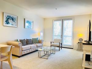 uma sala de estar com um sofá e uma mesa em Irvine/2Bedrooms/2Bathrooms/kitchen/Pool/apartment em Irvine