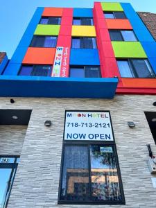 un edificio colorato con un nuovo cartello aperto di Moon Hotel Brooklyn a Brooklyn